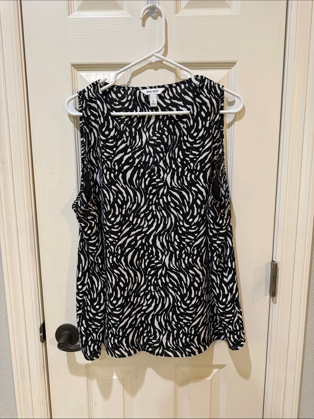 Nine West Black and White Abstract Printed Sleeveless Top